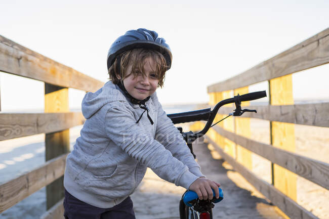 Junge auf dem Fahrrad, mit Helm auf einem Fußweg am Strand, St. Simon 's Island, Georgia — Stockfoto