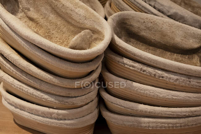 Gros plan des piles de paniers de démonstration dans une boulangerie artisanale . — Photo de stock