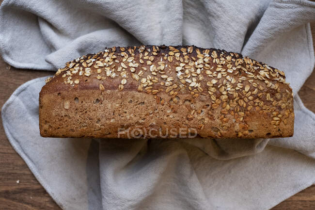 Высокий угол выпечки свежеиспеченного хлеба в ремесленной пекарне . — стоковое фото