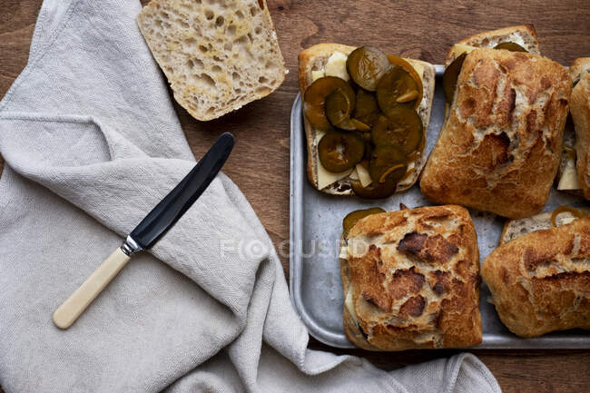 Grand angle gros plan de petits pains fraîchement cuits dans une boulangerie artisanale . — Photo de stock