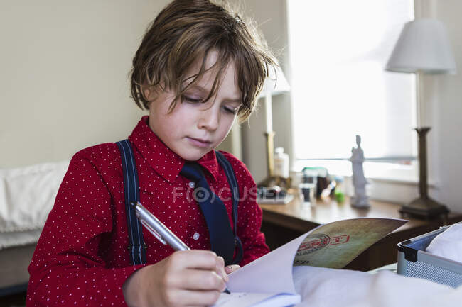 6 anos de idade menino desenho no bloco de esboço — Fotografia de Stock