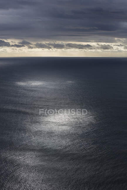 Gewitterwolken, die über dem weiten Ozean aufziehen, gesprenkeltes Sonnenlicht auf dem Wasser, nördliche Küste von Oregon — Stockfoto