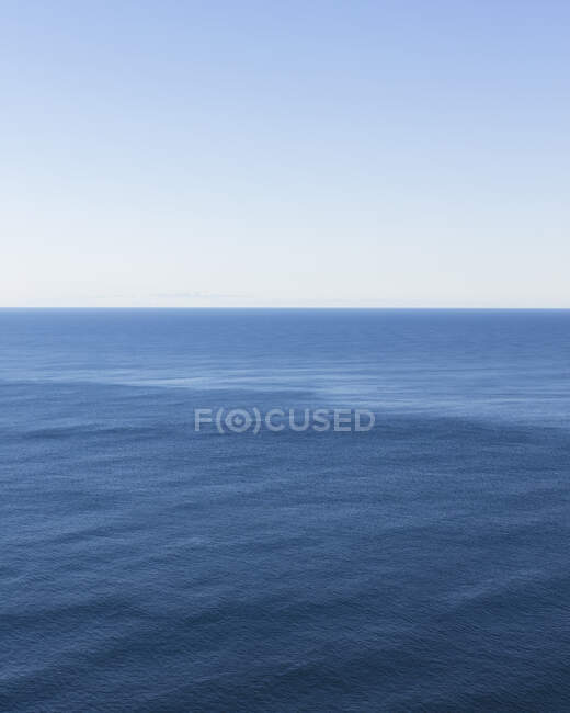 Vista del océano expansivo, horizonte y cielo al atardecer, costa norte de Oregon - foto de stock