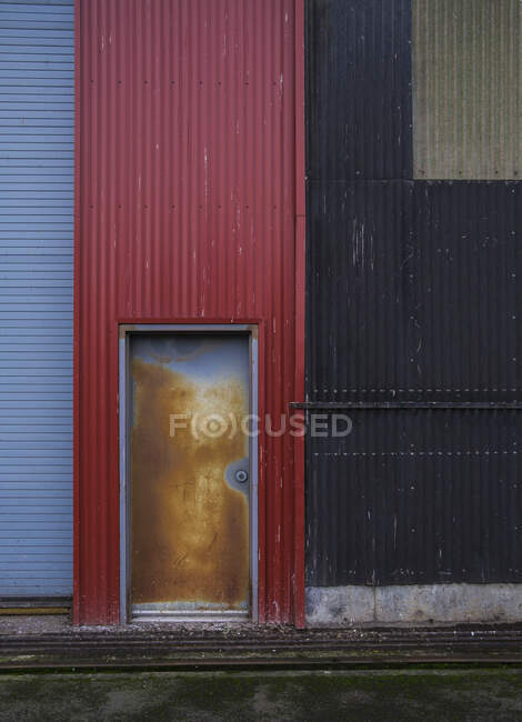 Colorfully painted warehouse exterior, doorway and loading area, Seattle, Washington — Stock Photo