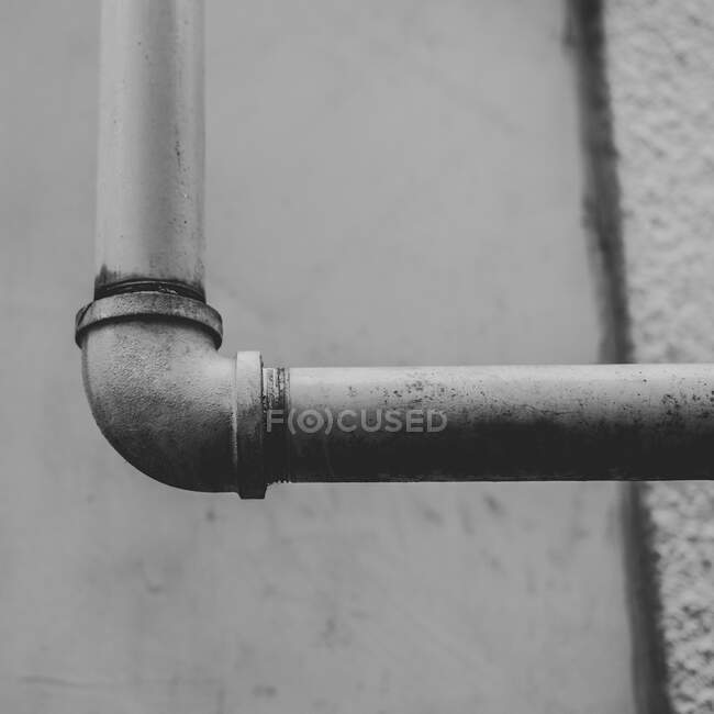 Крупним планом металеві труби на будівельній стіні — стокове фото