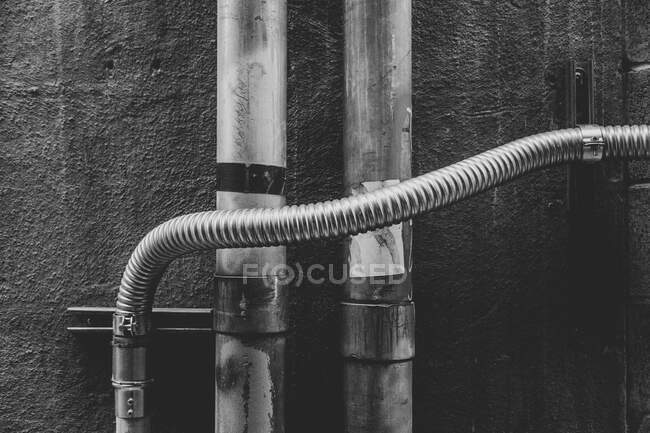 Електричні труби проти будівельної стіни — стокове фото