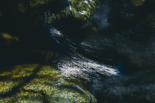 Nahaufnahme schnell fließenden Flusswassers, North Fork Snoqualmie River, in der Nähe von North Bend, Washington — Stockfoto