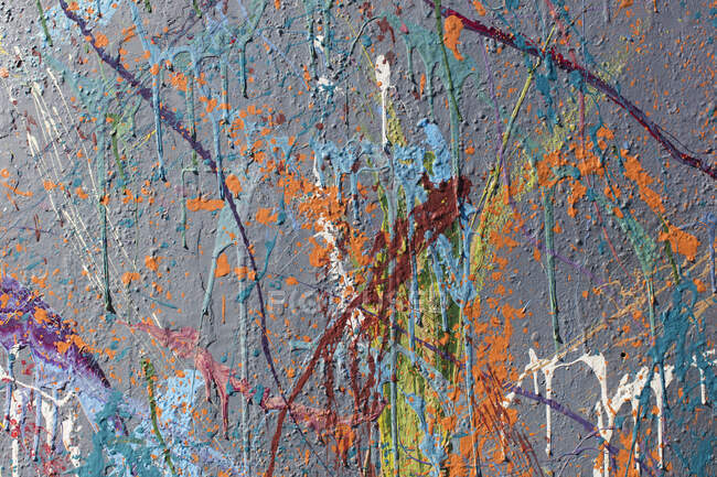 Pittura colorata graffiti schizza sulla parete urbana. Sfondo colorato astratto — Foto stock