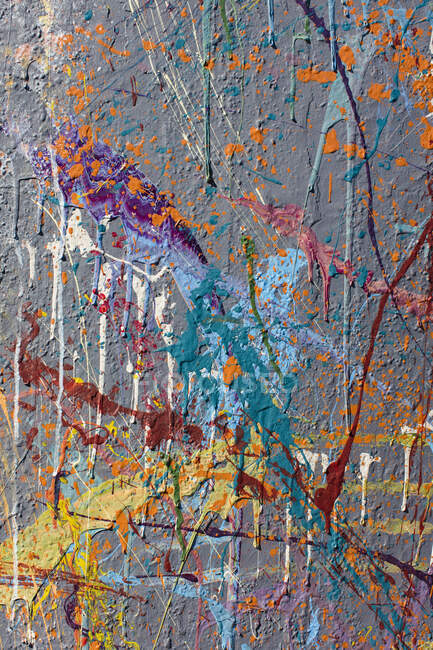 Pittura colorata graffiti schizza sulla parete urbana. Sfondo colorato astratto — Foto stock