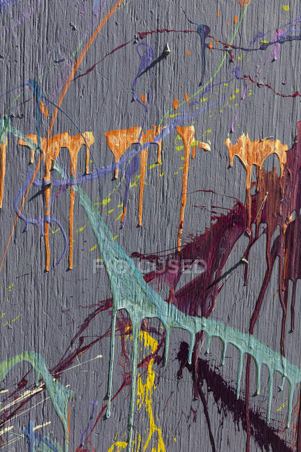 Peinture graffiti colorée éclaboussures sur mur urbain, fond abstrait — Photo de stock