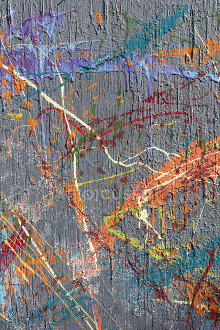 Colorful graffiti paint splatters on urban wall — Stock Photo