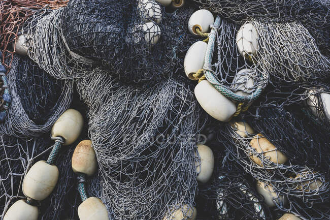 Pile de filets de pêche commerciaux et filets maillants, Fishermens Terminal, Seattle, Washington — Photo de stock