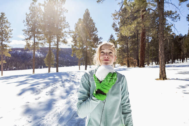 Блондинка дівчина-підліток тримає сніжку — стокове фото