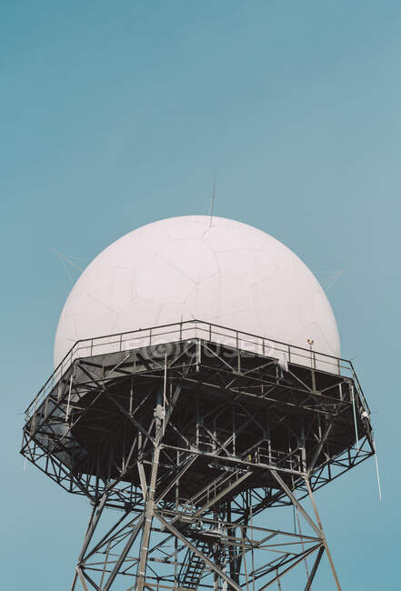Радіолокаційна антена та вежа з низьким кутом огляду — стокове фото