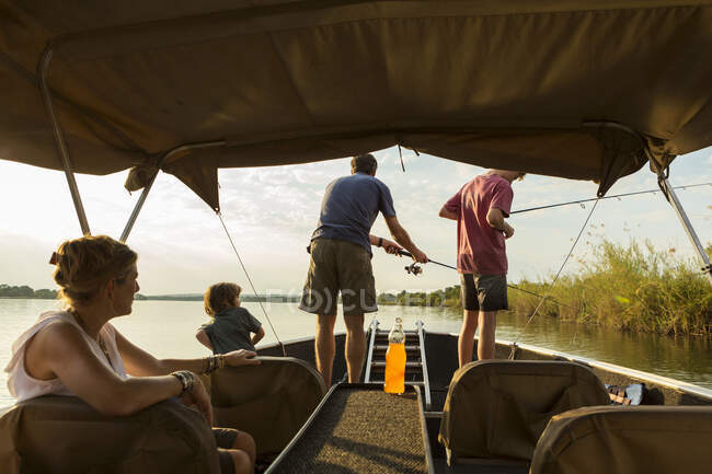 Група туристів, сімейна риболовля з човна на річці Замбезі (Ботсвана). — стокове фото