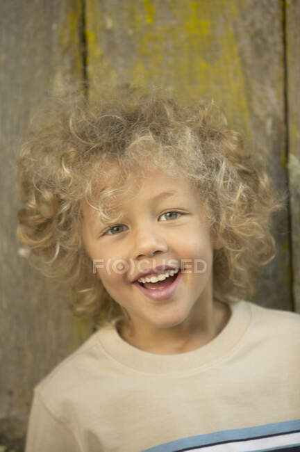Portrait of young boy smiling at camera — Stock Photo