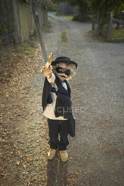 Niño usando un disfraz de Zorro - foto de stock