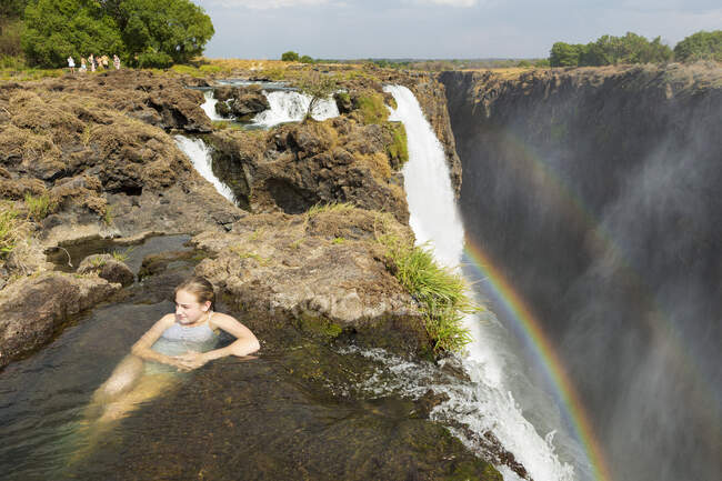 Молода дівчина - підліток у воді біля Диявола Пул, на скелі над берегом водоспаду Вікторія (Замбія).. — стокове фото