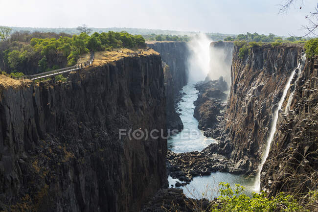 Водопад Виктория с замбийской стороны, глубокое ущелье с вертикальными сторонами, водопад с потоками белой воды
. — стоковое фото