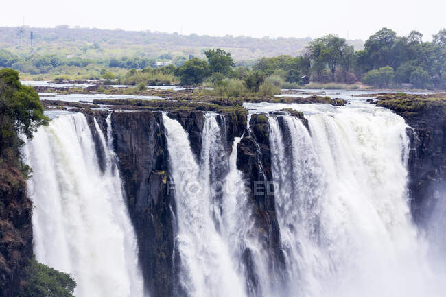 Cascate Victoria, cascata sul fiume Zambesi, cascate d'acqua che cadono su una ripida scogliera. — Foto stock