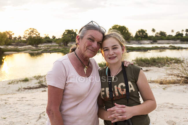 Mujer mayor y adolescente, abuela y su nieta de doce años de edad, de vacaciones. - foto de stock