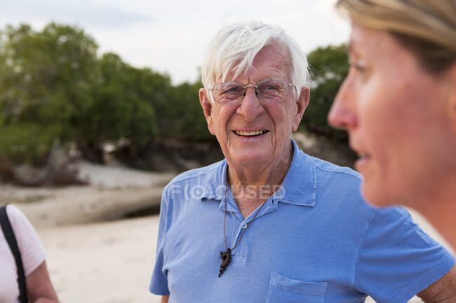 Hombre mayor en una camisa azul y una mujer madura de vacaciones en Botswana. - foto de stock