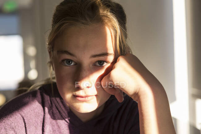 Porträt eines 12-jährigen Mädchens, das in die Kamera blickt — Stockfoto