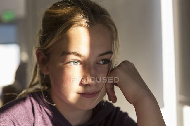 Retrato de 12 anos de idade menina olhando para o lado no aeroporto lounge — Fotografia de Stock