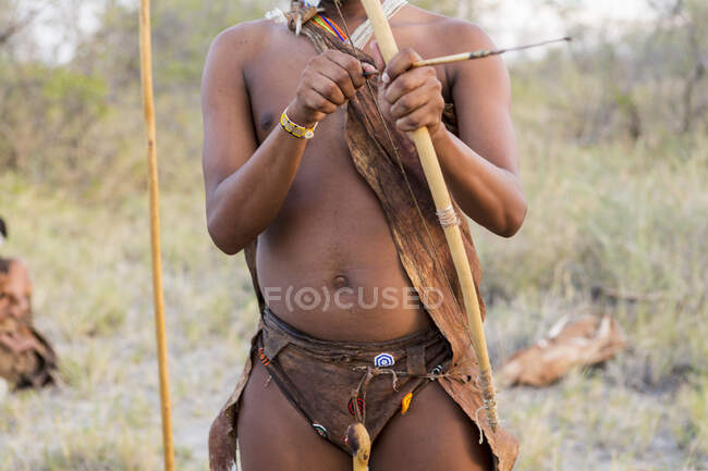 Бушмен держит лук и стрелы, пустыня Калахари — стоковое фото