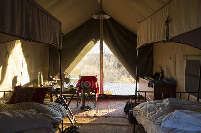 Camera da letto in un campo tenda, Kalahari Deserto. — Foto stock