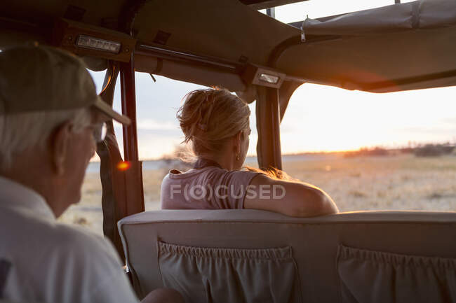 Family in safari vehicle, Kalahari Desert, Makgadikgadi Salt Pans, Botswana — Stock Photo