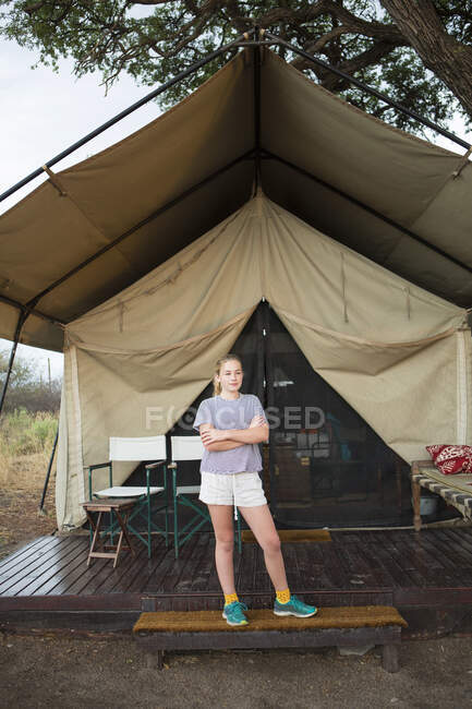 Menina e tenda de 12 anos, Deserto de Kalahari, Pans de sal Makgadikgadi, Botsuana — Fotografia de Stock