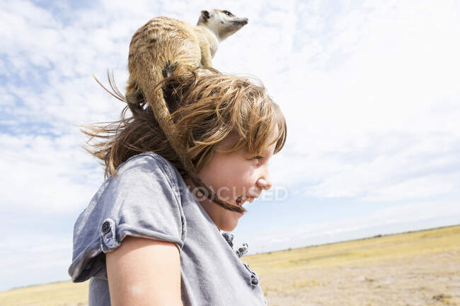 5 year old boy with Meerkat on his head, Kalahari Desert, Makgadikgadi Salt Pans, Botswana — Stock Photo
