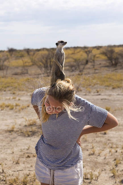 Ragazza di 12 anni con Meerkat in testa, Kalahari Desert, Makgadikgadi Salt Pans, Botswana — Foto stock