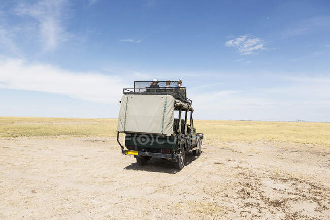 Veículo de safári, deserto de Kalahari, panelas de sal Makgadikgadi, Botsuana — Fotografia de Stock