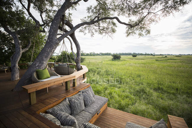 Piattaforma in legno con vista panoramica su un campeggio safari tenda. — Foto stock