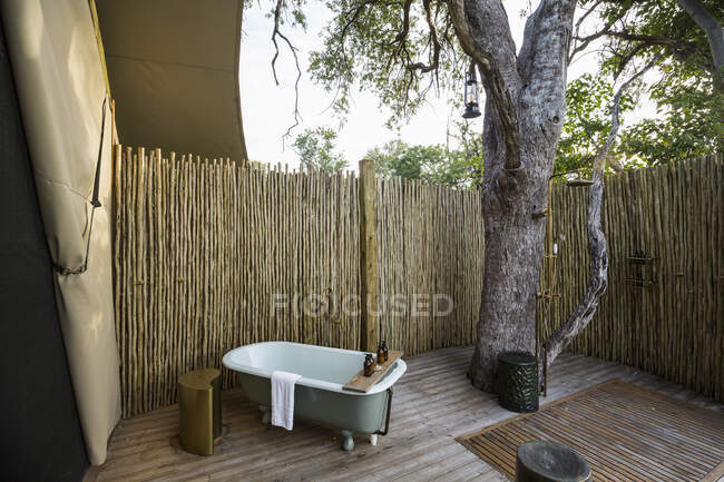 Outdoor bath tub in a tented safari camp — Stock Photo