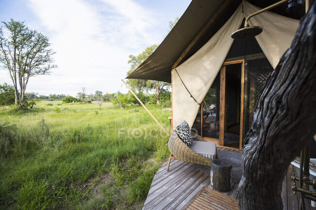 Exterior de una carpa, alojamiento turístico en un campamento de safari. - foto de stock
