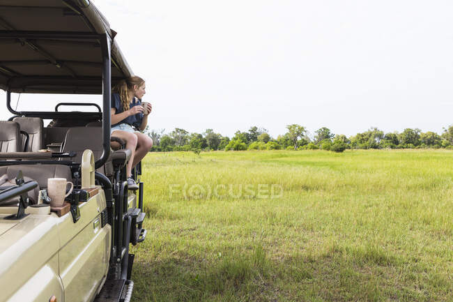 13 ans fille sur un véhicule safari, Botswana — Photo de stock