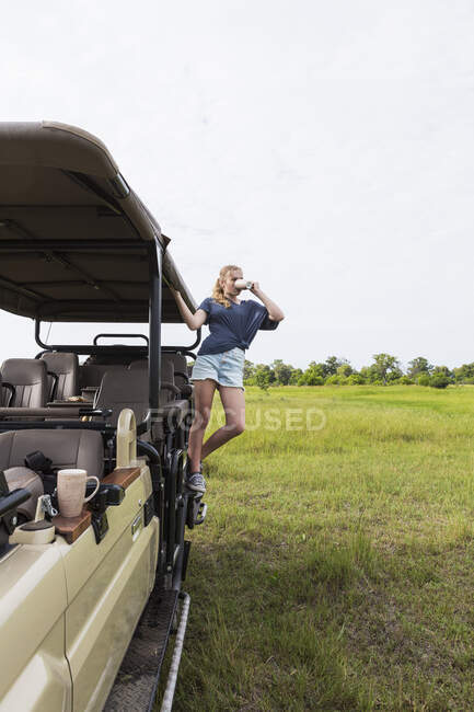 Menina de 13 anos no veículo safari, Botsuana — Fotografia de Stock