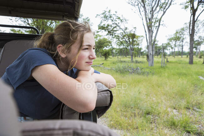 13-jähriges Mädchen in Safari-Fahrzeug, Botswana — Stockfoto