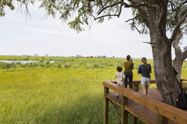 Mother and kids at tented camp, Botswana — Stock Photo