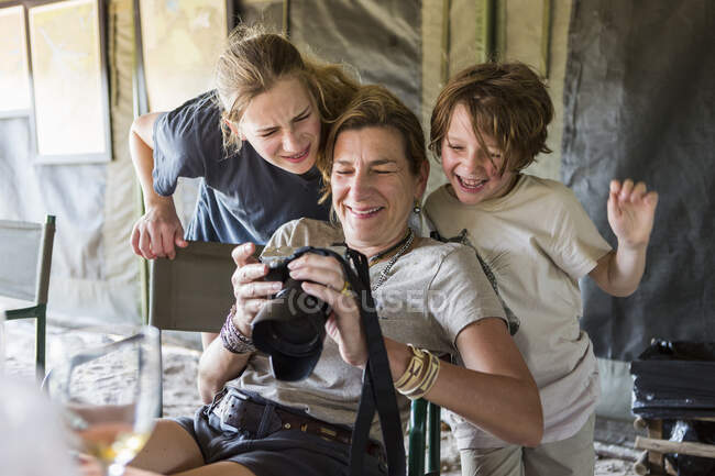 Mutter und ihre Kinder blicken in die Kamera, Zeltlager, Botswana — Stockfoto