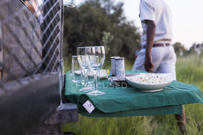 Snacks und Getränke auf Klapptisch, Safarifahrzeug, Botswana — Stockfoto