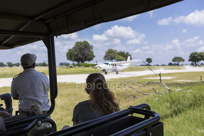 Avião arbusto pousando na pista de terra, Botsuana — Fotografia de Stock