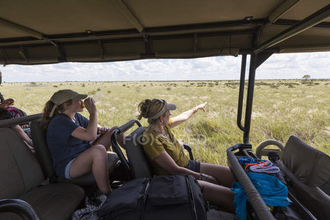 Mãe e filha em veículo safari — Fotografia de Stock