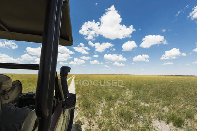 Safari veículo em estrada de terra, Botsuana — Fotografia de Stock