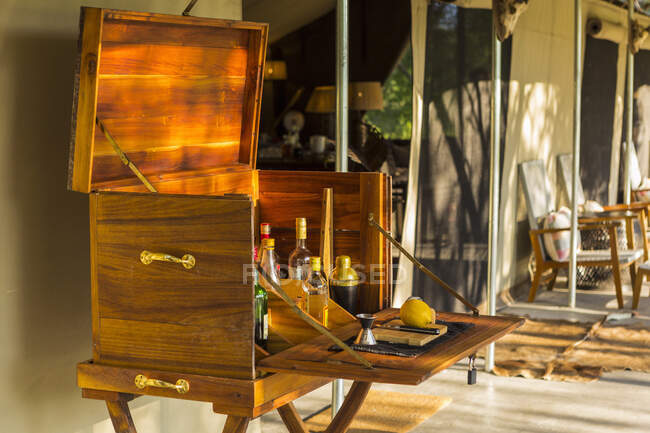 Gabinete de madera del licor, campamento de la tienda, Maun, Botswana - foto de stock