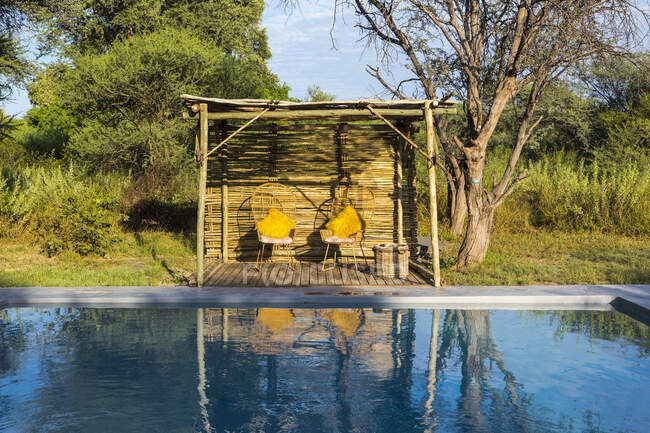 Schwimmbad am sonnigen Tag, Maun, Botswana — Stockfoto