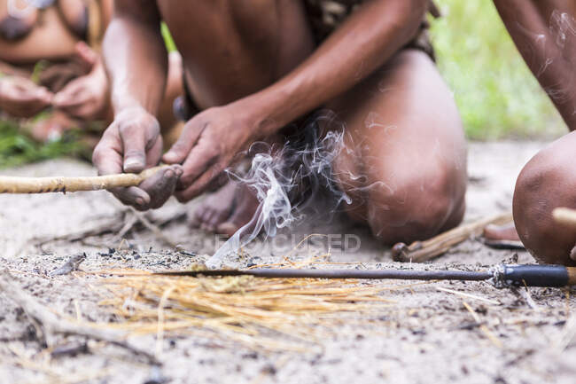 Fechar-se de Bushman criando fogo, Botsuana — Fotografia de Stock